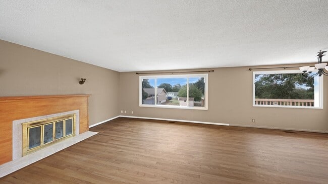 Foto del edificio - 3 Bed 2.5 Bath - Pet Friendly - Landscapin...
