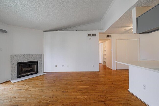 Foto del edificio - 3770 Lovers Wood Ln