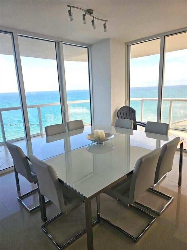 Foto del edificio - 6365 Collins Ave