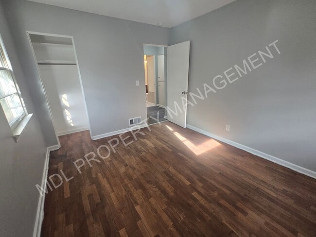 Building Photo - 2409 Stobbe St