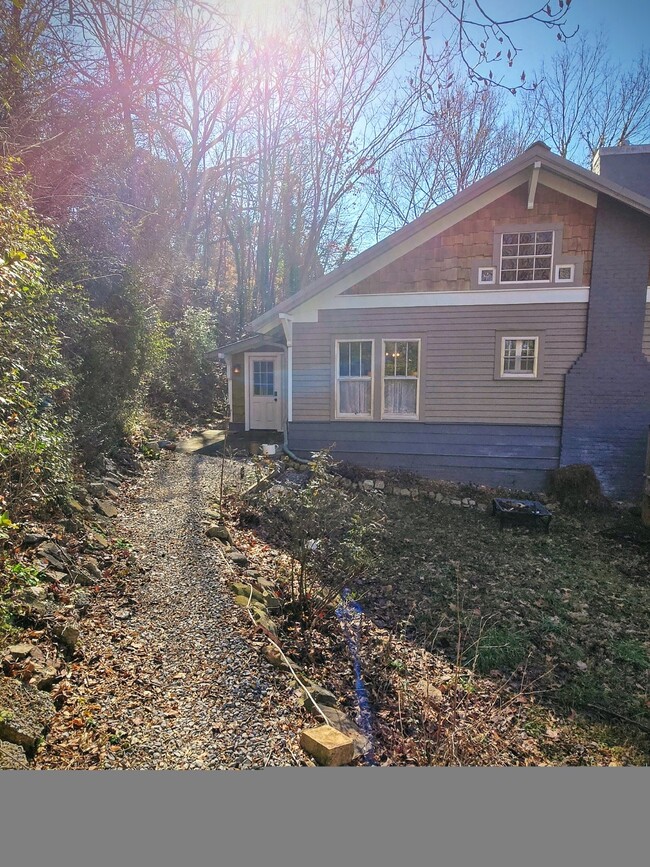 Building Photo - Charming 2-Bedroom Retreat on Tennessee Av...