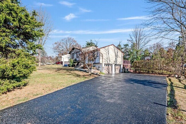 Foto del edificio - 93 Capital Dr