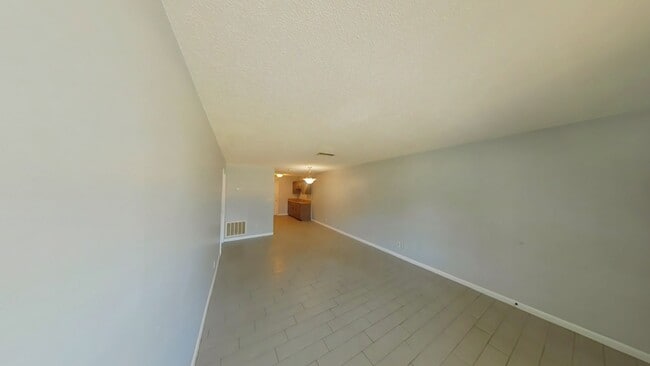 Building Photo - Beautiful 2 Bed 1 Bath Close to Town