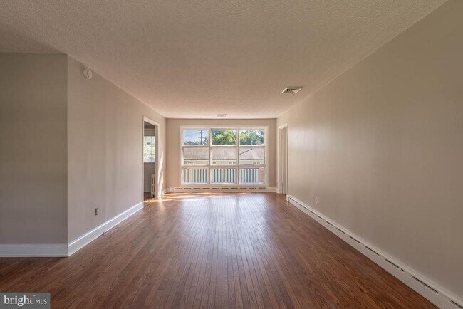 Foto del edificio - 360 Hollowbrook Dr