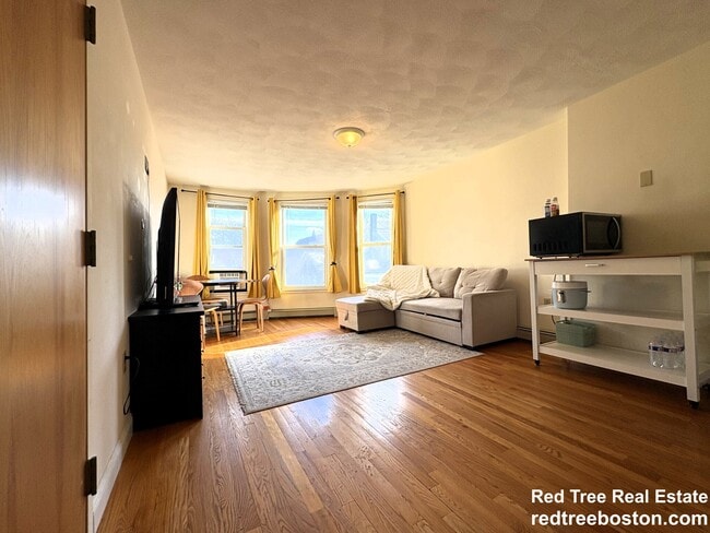 Building Photo - 73 River St