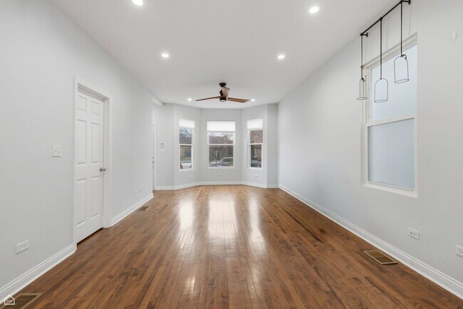 Foto del edificio - 4151 W Fullerton Ave