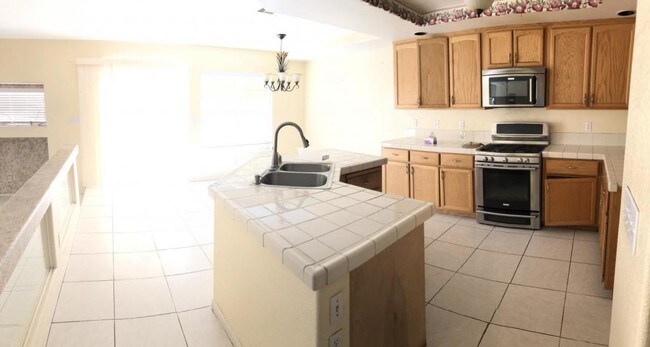 Foto del edificio - 1563 Silver Falls Ave