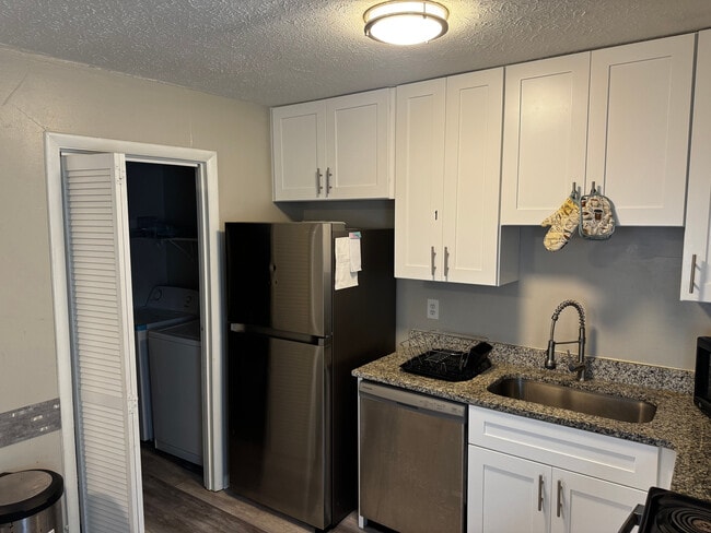 Building Photo - Room in Duplex on New Dawn Ct