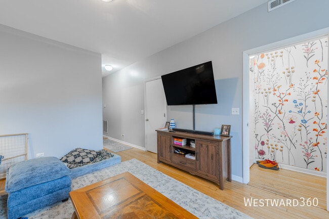 Photo - 3242 N Hoyne-1 Apartment