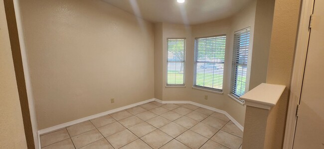 Building Photo - 3 Bedroom 2 Bathroom Home