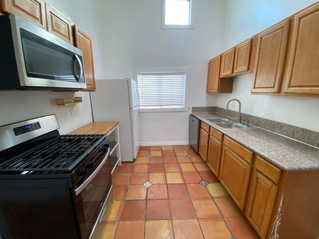 Building Photo - ***$300 Move-in special***Spacious 2 bed +...
