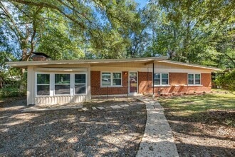 Building Photo - 1109 Buckingham Dr