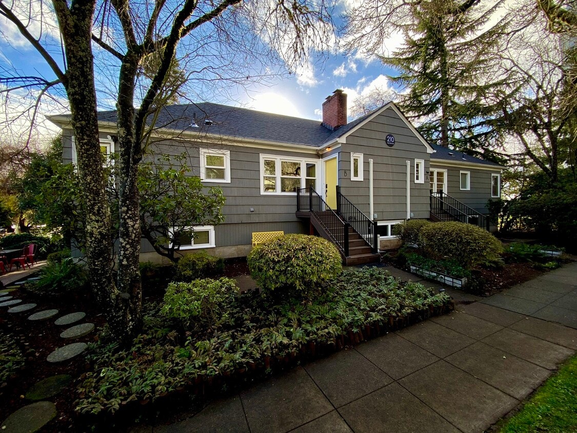 210 E 3rd Ave, Eugene, OR 97401 Apartments at 210 E 3rd Ave Eugene