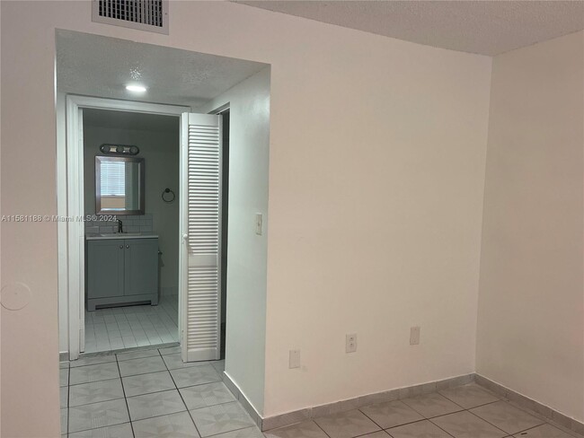 Foto del edificio - 2744 W 60th St