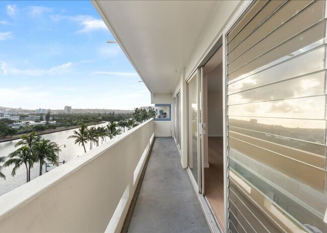 Foto del edificio - Renovated: Spacious Luxury 2 Bed/ 1.5 Bath...