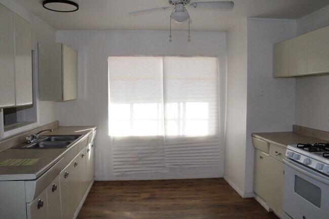 Building Photo - 1405 Clausen Dr