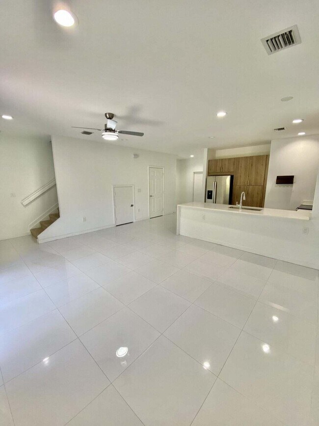 Building Photo - 1060 Crystal Way