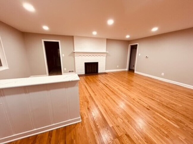 Building Photo - NICE  3BR RAMBLER CLOSE TO NIH