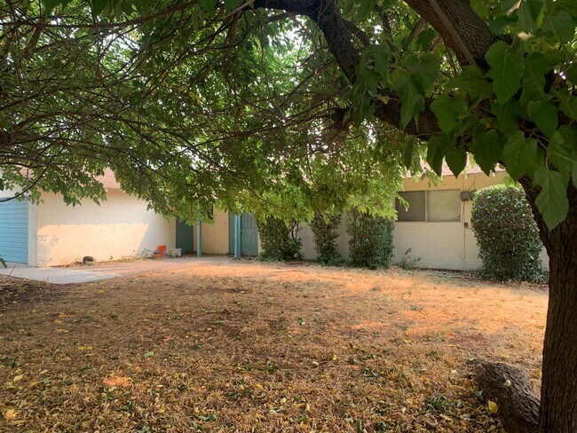 Foto del edificio - 4 bedroom home in convenient location on Alta Mesa Dr.