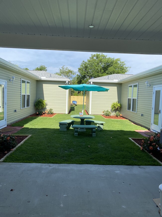 garden between. 3 units on each wing. - 2602 Willow Oak Ct