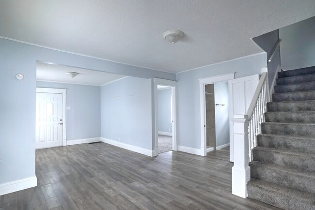 Building Photo - 415 E Lawrence St