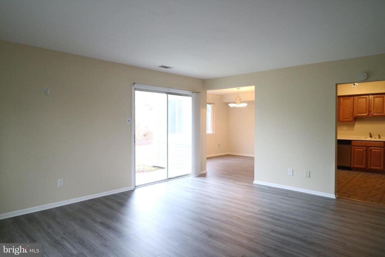 Primary Photo - 102 Greenridge Cir