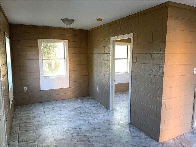 Building Photo - 939 Admiral Dr