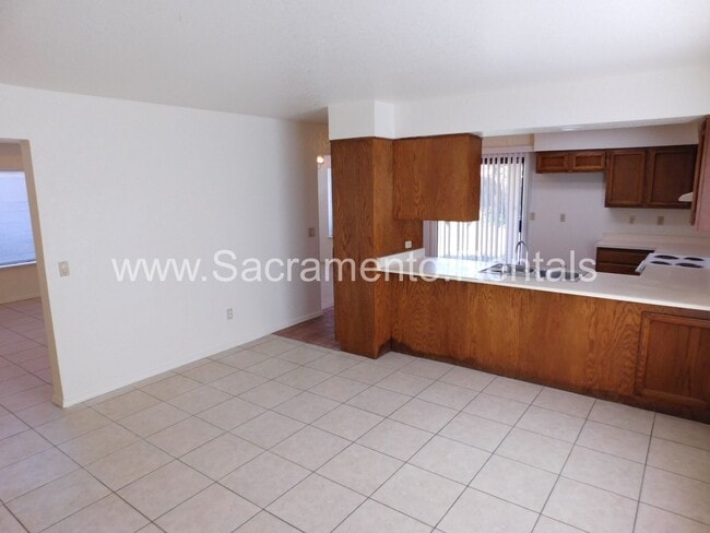 Building Photo - Spacious 4bd/2.5ba House with 2 Car Garage