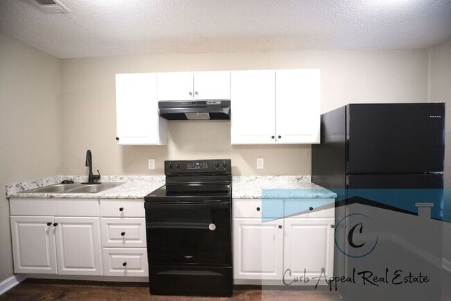 Building Photo - Recently renovated 1 bed, 1 bath apt - washer, dryer and utilities included!! HUD accepted!