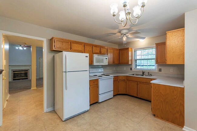 Building Photo - 3 bd/2bth w/fenced in yard, 15 min from do...