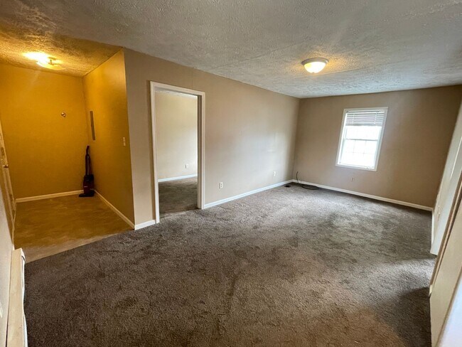 Building Photo - 1500 W Memorial Dr