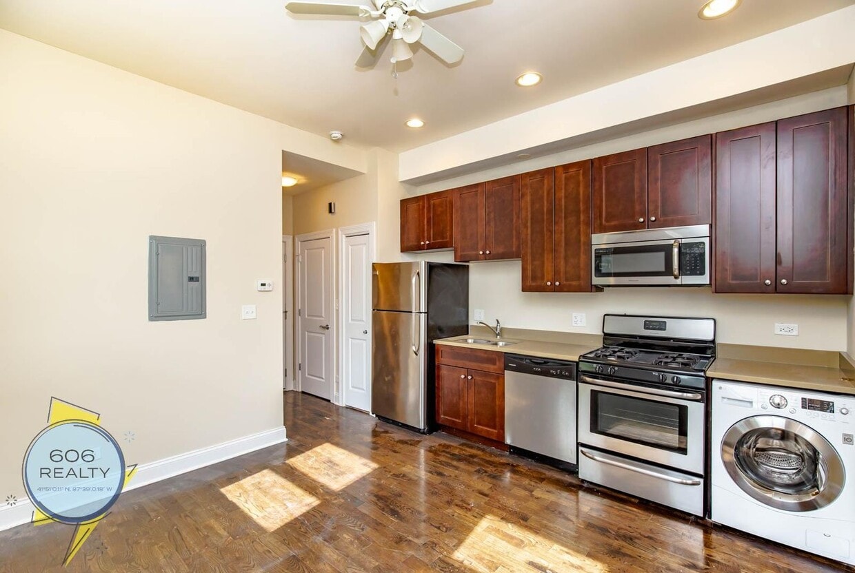Primary Photo - 647 W Deming Pl