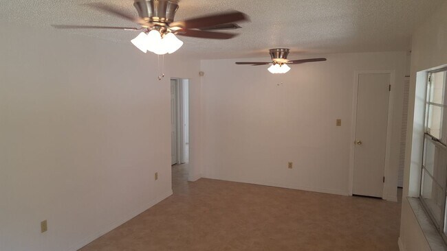 Foto del edificio - 7111 N 9th St
