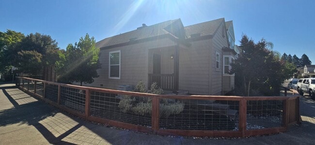 Building Photo - Charming single story home