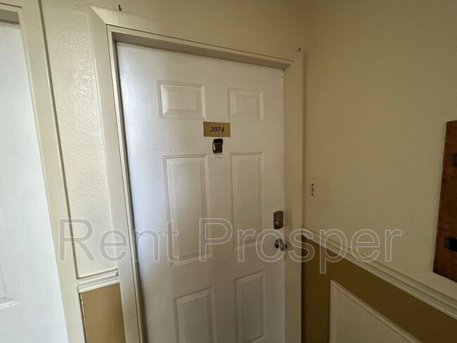 Building Photo - 3974 Versailles Dr