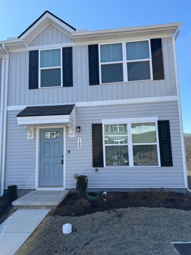 Building Photo - Like New Townhome!