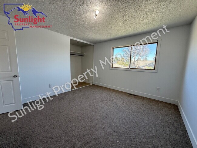 Foto del edificio - 2 Bed 1 Bath one side of a Duplex with Fenced Yard
