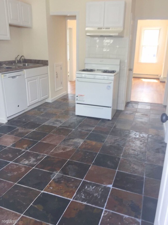 Building Photo - 3 br, 1 bath Apartment - 291 Beacon St # 1A