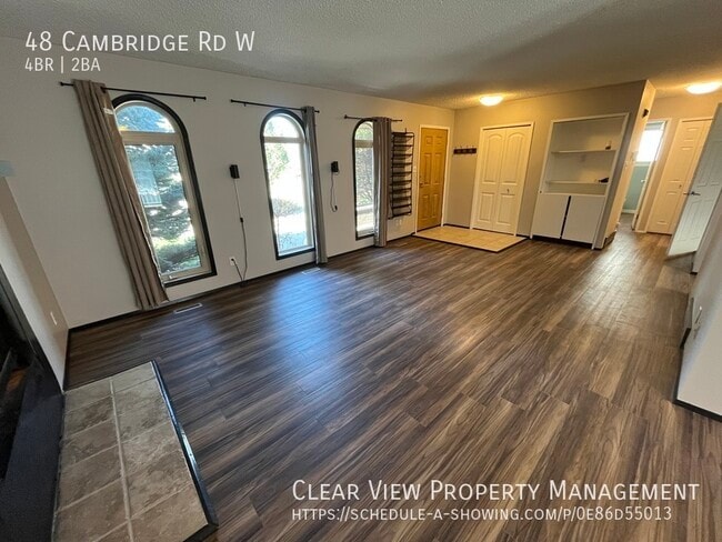 Building Photo - Charming and spacious fully detached, full...