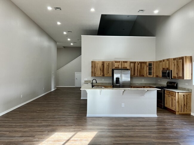 Building Photo - 844 1 Eye Dr