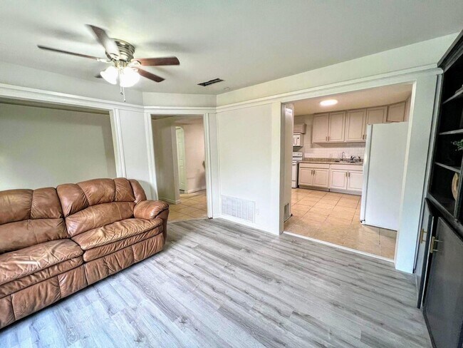 Building Photo - PRE-LEASING FOR FALL: Check out this Renov...