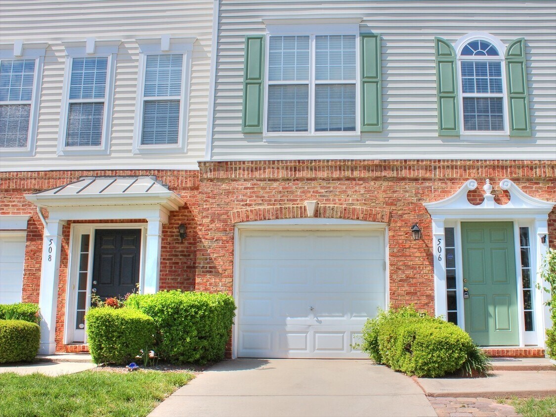 Primary Photo - Great 2 Bedroom, 3 Floor Town Home with 1s...