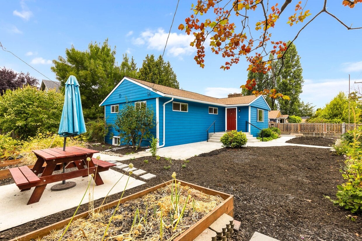 Foto principal - 7035 16th Ave SW