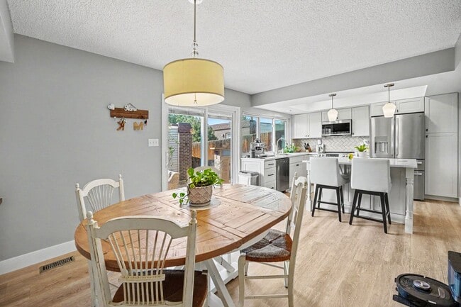 Building Photo - Modern 3-Bedroom Townhome Featuring an Updated Kitchen and Spacious Primary Suite