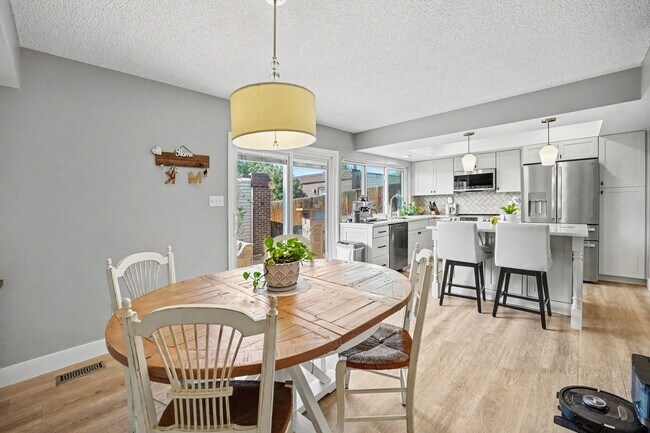 Foto del edificio - Modern 3-Bedroom Townhome Featuring an Updated Kitchen and Spacious Primary Suite