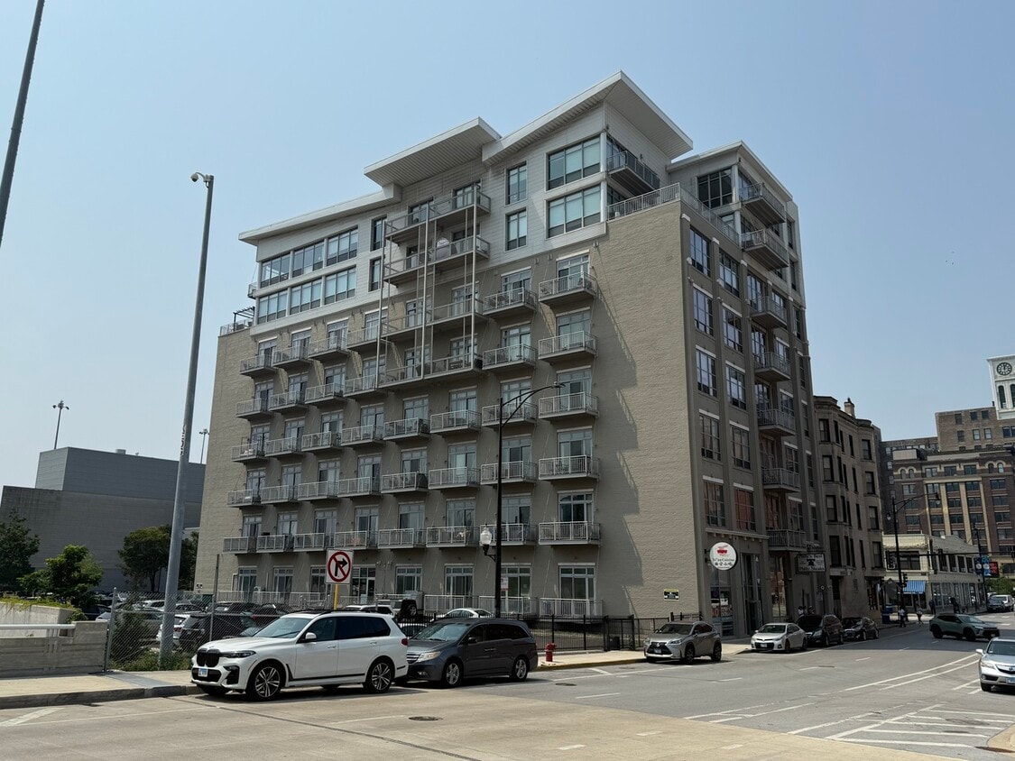 Primary Photo - 770 W Gladys Ave