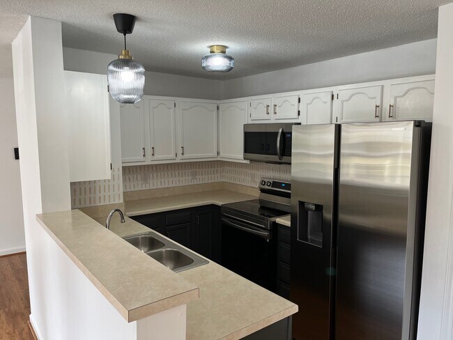 Foto del edificio - 6704 W Friendly Ave