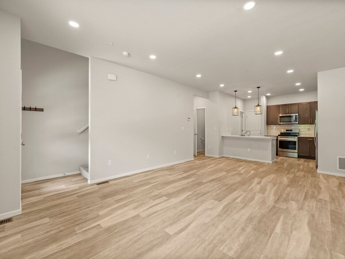Foto principal - Beautiful 3 Bed 2.5 Bath Townhome in North...