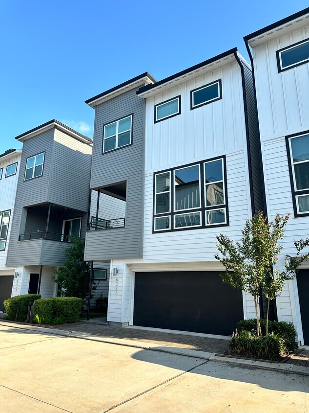 Foto principal - 6331 Timbergrove Gardens Ln