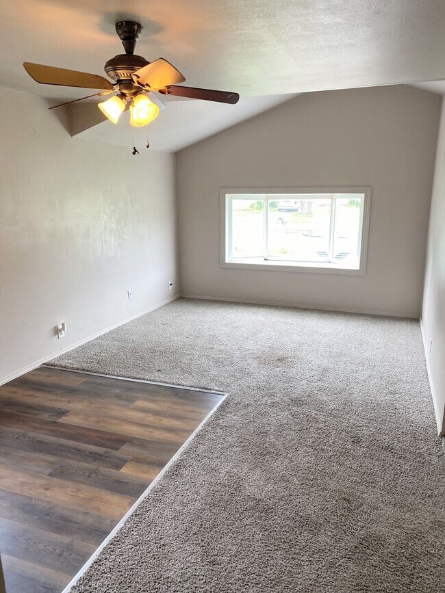 Building Photo - 3 Bed 2 Bath Home with 2 Car Garage